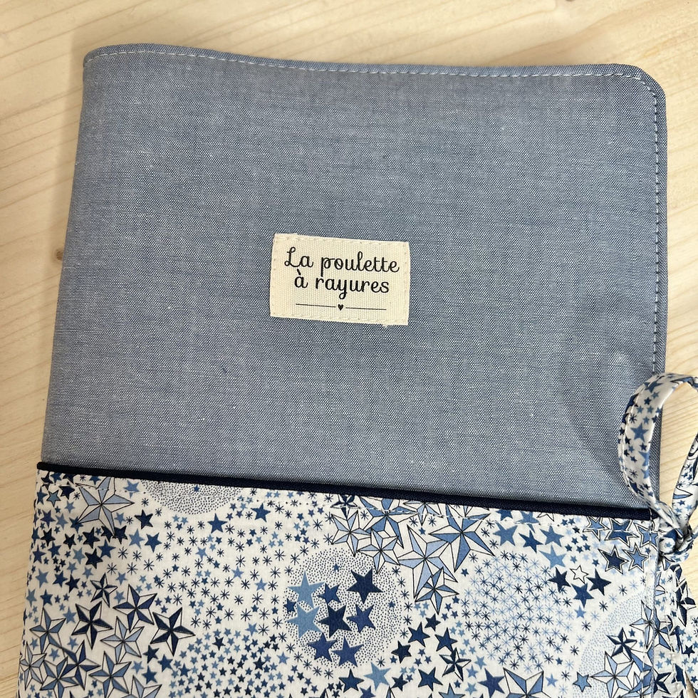 Miniature : Protège carnet de santé en Liberty avec étoiles bleues vu de près