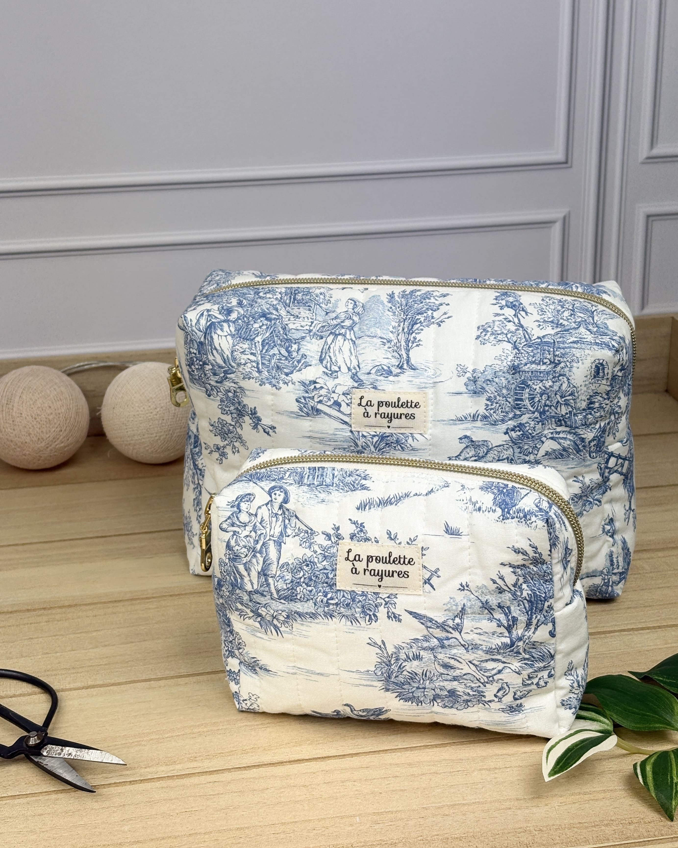 2 trousses de toilette matelassées en toile de Jouy bleue