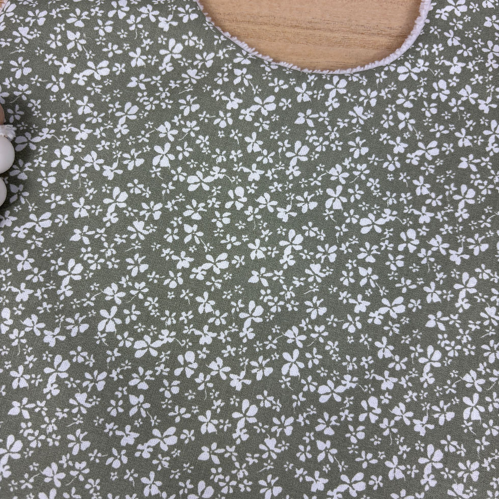 Bavoir Vert à petites fleurs blanc cassé, vue de près