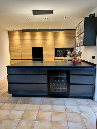 Küche aus Holz mit Stahl-Fronten in Prien