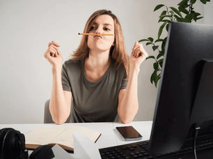 dirigeante de TPE en panne d'inspiration devant son ordinateur, cherchant par où commencer son marketing de contenu