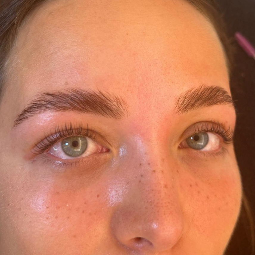 restructuration de sourcils et teinture