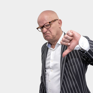 homme montrant signe de dégoût