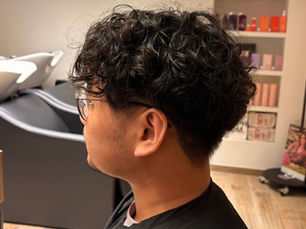 Permanente homme boucles définies sur cheveux courts - salon Organic Bordeaux