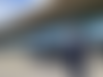 Chauffeur VTC professionnel devant véhicule premium à l'aéroport de Genève