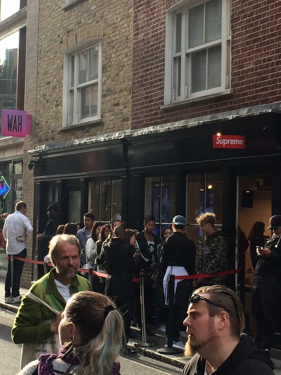 Clients passionnés faisant la queue pour une love brand - l'attachement émotionnel en action