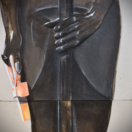 Main de femme aux ongles en forme de griffes de lionne tenant un sceptre de la main gauche et une croix ansée dorée de la main droite