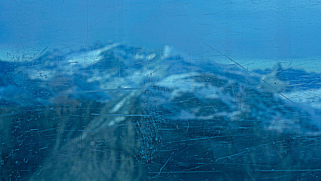 montagne enneigée dans un paysage bleu