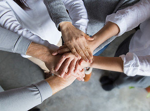 cuatro-miembros-equipo-expresando-unidad
