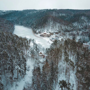 Na jihozápadní straně harrasovského rybníka se nacházejí skály s poměrně netypickou výzdobou – čínskými reliéfy – jin a jang s osmi trigramy a Wu Fu Peng Shou, které nechal zhotovit Stanislav Řehák před začátkem 2. světové války.
Náš opravdu oblíbený okruh z Harasova na Kokořín po červené.