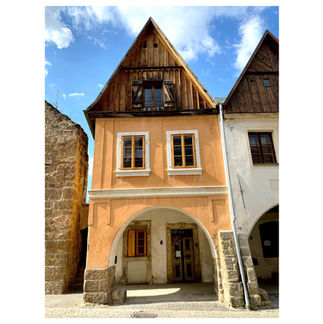 Úštěk je malé město v severních Čechách, 17 km severovýchodně od Litoměřic. Leží na výrazném pískovcovém návrší v nadmořské výšce kolem 240 m na rozhraní CHKO České středohoří a Kokořínsko.
Nejhodnotnější částí města je jeho střed s mnoha zachovalými pozdně gotickými měšťanskými domy, prohlášený památkovou rezervací. Proto byl Úštěk nejednou využit jako kulisa k filmům. V okolí města je krásná krajina s několika rezervacemi a severně od města je veliký rybník Chmelař.
Pikartská věž, která byla nejsilnější a nejmohutnější věží městského opevnění, dnes slouží jako galerie. Najdete zde také židovskou synagogu – unikátní věžovitou stavbu, která byla jádrem staré židovské čtvrti.