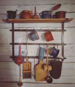 Naleznete zde dobově zachovalé setnice, školy. Přeneste se v čase.
Z dalších zajímavostí ve vzdálenějším okolí Zubrnic stojí za zmínku například bývalá obec Vitín, která byla po roce 1950 vysídlena (žilo zde především německé obyvatelstvo) nebo Přírodní památka Stříbrný roh - čedičový vrchol s rozsáhlými porosty bukových lesů. Mezi horolezci je známá skalní oblast Ptačí stěny, milovníky přírody zaujme asi pět metrů vysoký vodopád Načina. Máloznámá je i zřícenina hradu Leština anebo skalní útvary Čertova zeď a Skalní hřib v přírodní památce Magnetovec u Byňova.