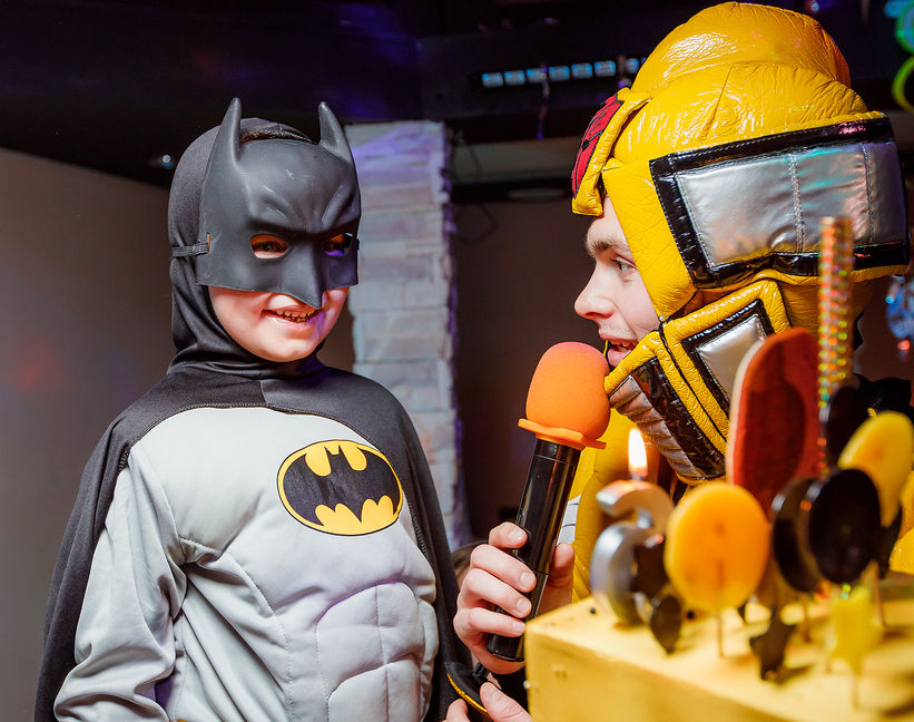 Оbolon_party_room, Оболонь пати рум приміщення для святкування дня народження Київ, аніматори. Дитяче свято та день народження дитини Київ. Приміщення для дитячого свята в Києві. Аніматори Трансформери Оптімус Прайм та Бамблбі, Transformers.