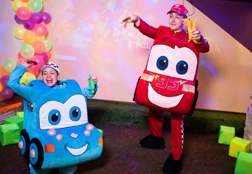 Оbolon_party_room, Оболонь пати рум приміщення для святкування дня народження Київ, аніматори. Дитяче свято та день народження дитини Київ. Приміщення для дитячого свята в Києві. Аніматори Тачки Маквін, Блискавка Маккуїн, гонщики, Тачки McQueen.