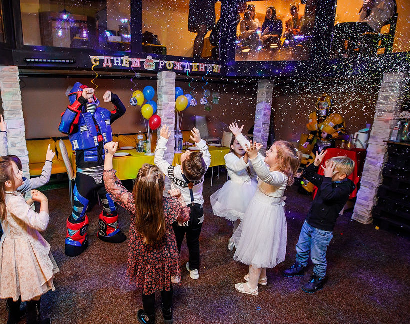 Оbolon_party_room, Оболонь пати рум приміщення для святкування дня народження Київ, аніматори. Дитяче свято та день народження дитини Київ. Приміщення для дитячого свята в Києві. Аніматори Трансформери Оптімус Прайм та Бамблбі, Transformers.