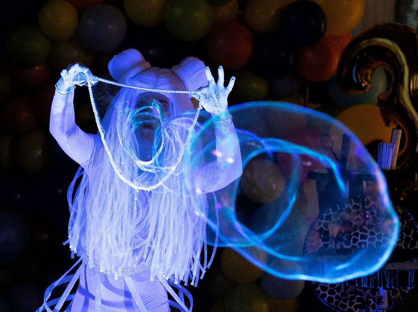 Неонове шоу мильних бульбашок на дитяче свято Київ. Оbolon_party_room, Оболонь пати рум приміщення для святкування дня народження Київ. Дитяче свято та день народження дитини Київ. Приміщення для дитячого свята в Києві.