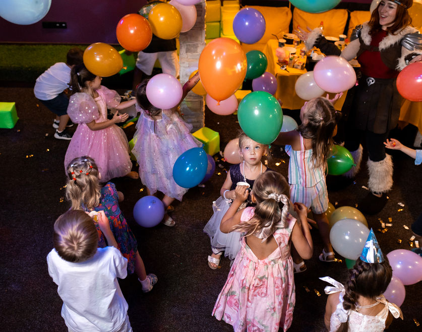 Салют повітряних кульок, Шар-шоу яскравий додаток до святкового настрою на дитяче свято та день народження дитини Київ. Приміщення для дитячого свята в Києві Оbolon_party_room, Оболонь пати рум приміщення для святкування дня народження Київ.