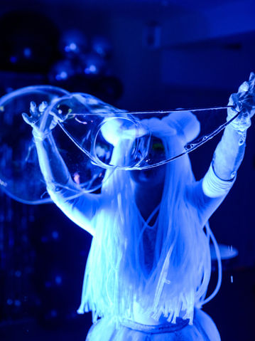 Неонове шоу мильних бульбашок на дитяче свято Київ. Оbolon_party_room, Оболонь пати рум приміщення для святкування дня народження Київ. Дитяче свято та день народження дитини Київ. Приміщення для дитячого свята в Києві.