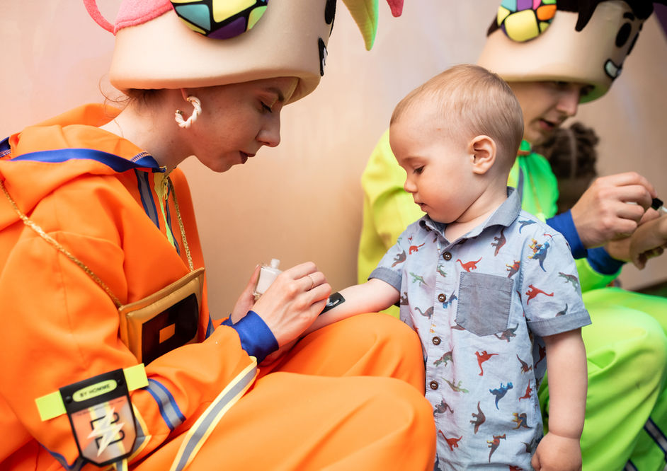 Флеш татуювання, дитячі кольорові тату, Блиск-тату, флеш-тату яскравий додаток до святкового настрою на дитяче свято та день народження дитини Київ. Приміщення для дитячого свята в Києві Оbolon_party_room, Оболонь пати рум приміщення для святкування дня народження Київ.