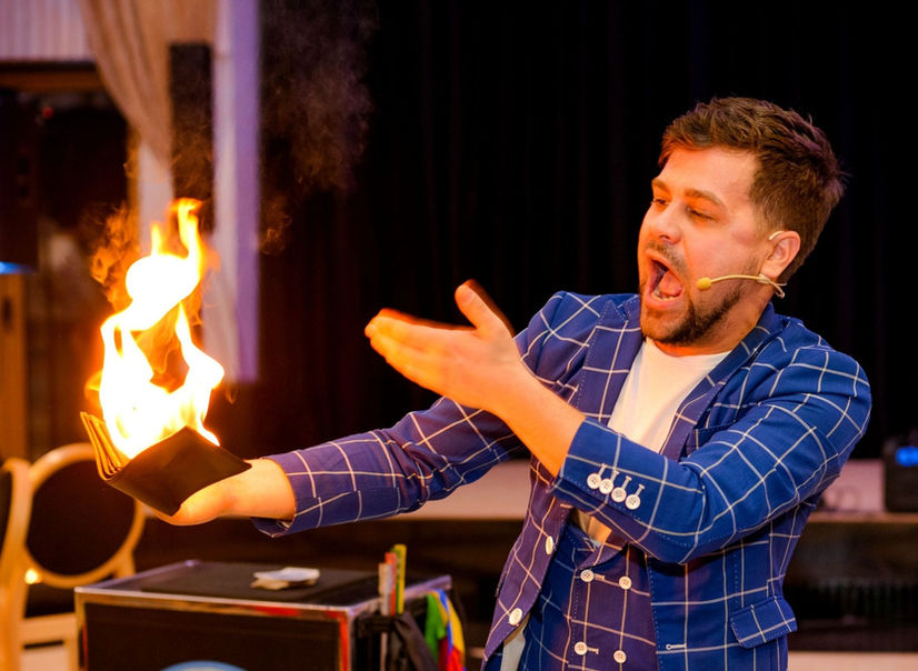 Фокусник-ілюзіоніст Шоу на дитяче свято та день народження дитини Київ. Приміщення для дитячого свята в Києві Оbolon_party_room, Оболонь пати рум приміщення для святкування дня народження Київ.