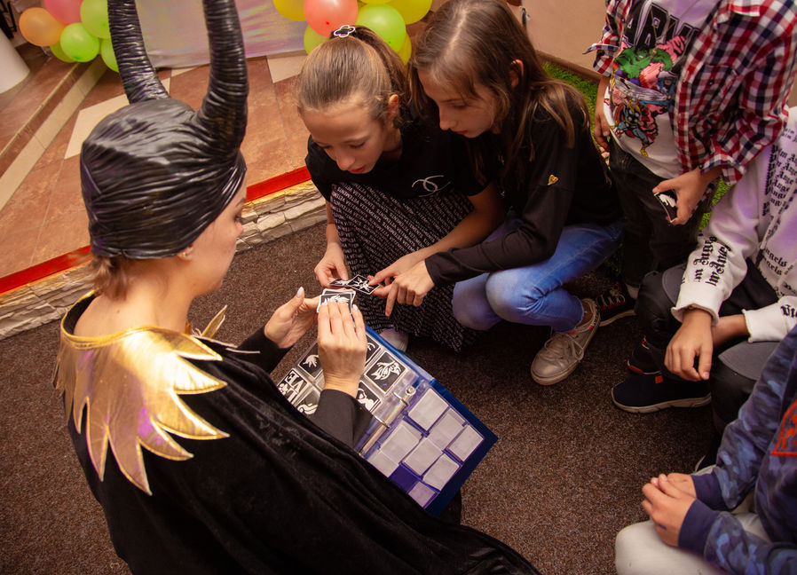 Оbolon_party_room, Оболонь пати рум приміщення для святкування дня народження Київ, аніматори. Дитяче свято та день народження дитини Київ. Приміщення для дитячого свята в Києві. Аніматор Малефісента, Malifisenta.