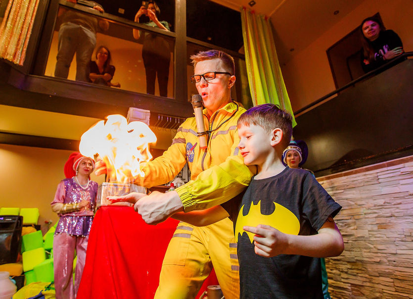 Оbolon_party_room, Оболонь пати рум приміщення для святкування дня народження Київ. Дитяче свято та день народження дитини Київ. Приміщення для дитячого свята в Києві. Шоу-програма наукові досліди.Наукове шоу для дітей Київ. Шоу научніе опіті для детей Киев