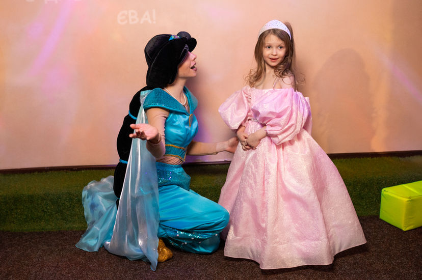 Оbolon_party_room, Оболонь пати рум приміщення для святкування дня народження Київ, аніматори. Дитяче свято та день народження дитини Київ. Приміщення для дитячого свята в Києві. Аніматор у тематиці героїні мультфільмів студії Disney: це Аврора, Білосніжка, Бель, Русалонька Аріель та Попелюшка.