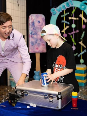 COMEDY MAGIC SHOW, Антифокусник або Секрети вуличної магії, фокусник - шоу на дитяче свято та день народження дитини Київ. Приміщення для дитячого свята в Києві Оbolon_party_room, Оболонь пати рум приміщення для святкування дня народження Київ.