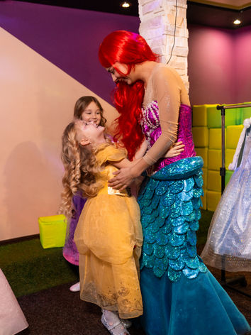 Оbolon_party_room, Оболонь пати рум приміщення для святкування дня народження Київ, аніматори. Дитяче свято та день народження дитини Київ. Приміщення для дитячого свята в Києві. Аніматор у тематиці героїні мультфільмів студії Disney: це Аврора, Білосніжка, Бель, Русалонька Аріель та Попелюшка.