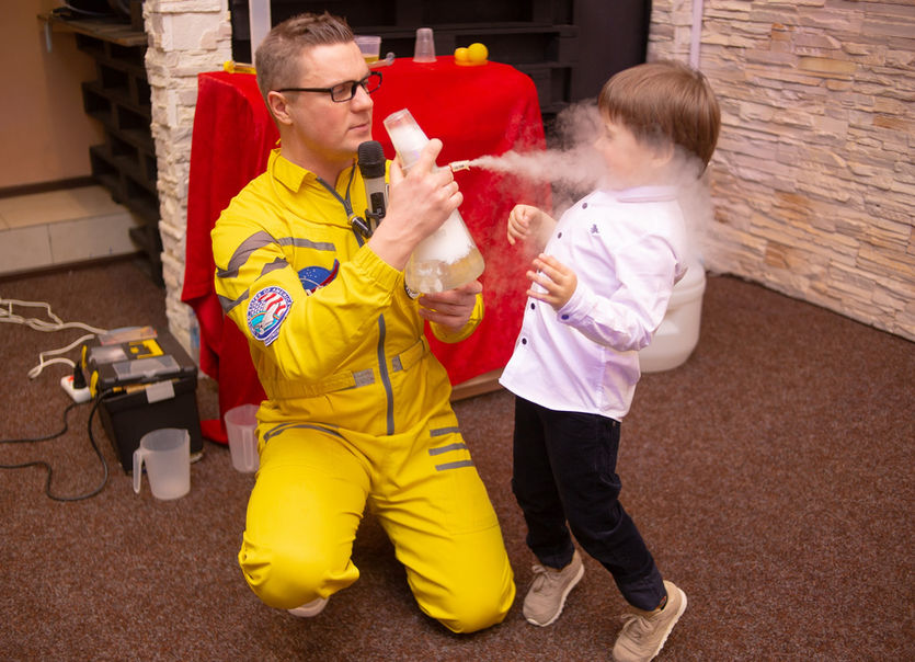 Оbolon_party_room, Оболонь пати рум приміщення для святкування дня народження Київ. Дитяче свято та день народження дитини Київ. Приміщення для дитячого свята в Києві. Шоу-програма наукові досліди.Наукове шоу для дітей Київ. Шоу научніе опіті для детей Киев