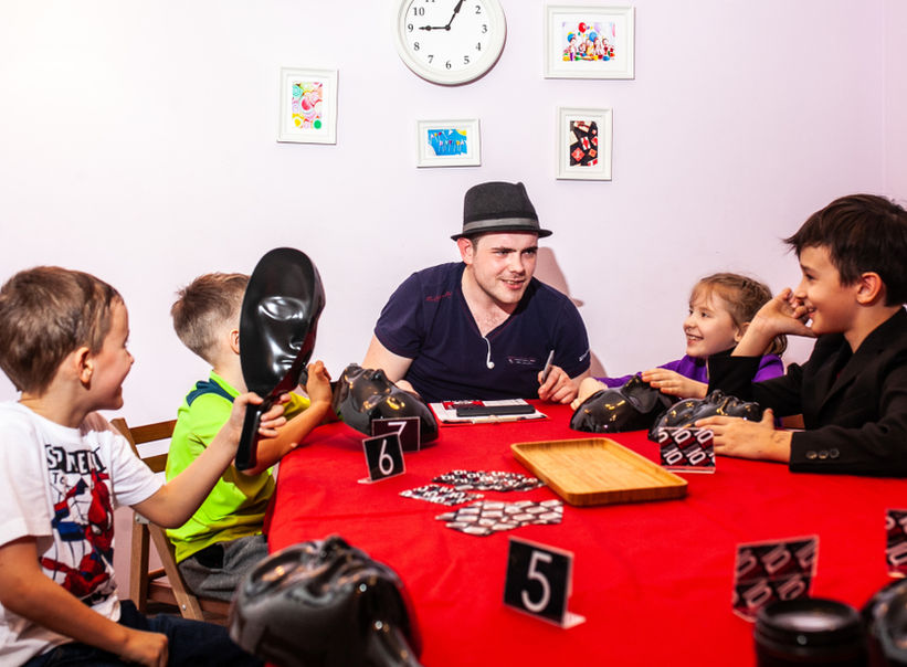 Гра Мафія, Mafia для підлітків на дитяче свято та день народження дитини Київ. Приміщення для дитячого свята в Києві Оbolon_party_room, Оболонь пати рум приміщення для святкування дня народження Київ.