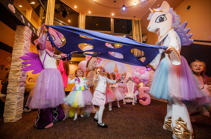 Оболонь паті рум приміщення для святкування дня народження Київ, розважальна програма Єдиноріжки, Unicorn party, My Little Pony. Аніматори Єдиноріжки, Unicorn party, My Little Pony, Єдиноріжки, Unicorn party, My Little Pony на дитяче свято та день народження дитини Київ. Приміщення для дитячого свята в Києві.