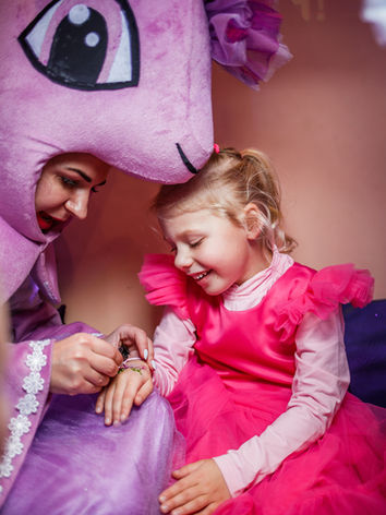 Оболонь паті рум приміщення для святкування дня народження Київ, розважальна програма Єдиноріжки, Unicorn party, My Little Pony. Аніматори Єдиноріжки, Unicorn party, My Little Pony, Єдиноріжки, Unicorn party, My Little Pony на дитяче свято та день народження дитини Київ. Приміщення для дитячого свята в Києві.