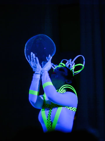 Неонове шоу мильних бульбашок на дитяче свято Київ. Оbolon_party_room, Оболонь пати рум приміщення для святкування дня народження Київ. Дитяче свято та день народження дитини Київ. Приміщення для дитячого свята в Києві.