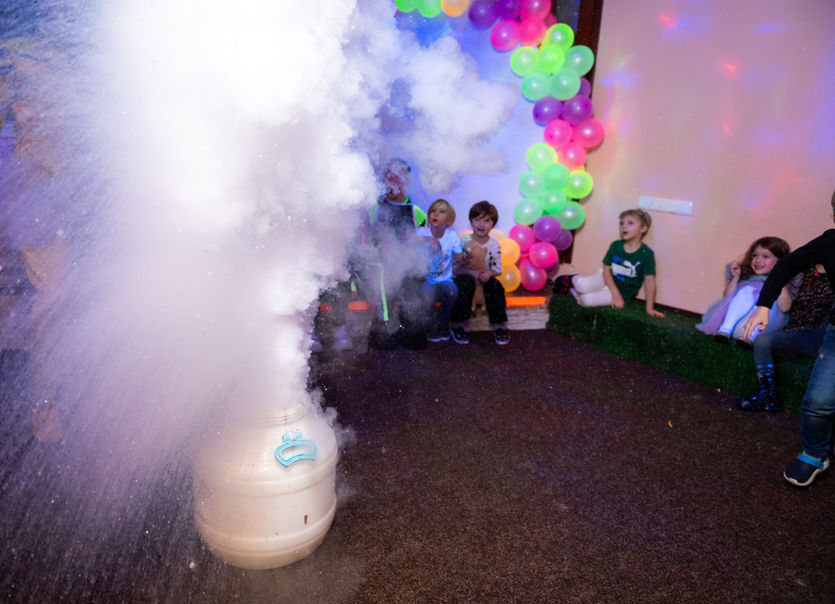 Оbolon_party_room, Оболонь пати рум приміщення для святкування дня народження Київ. Дитяче свято та день народження дитини Київ. Приміщення для дитячого свята в Києві. Шоу-програма наукові досліди.Наукове шоу для дітей Київ. Шоу научніе опіті для детей Киев