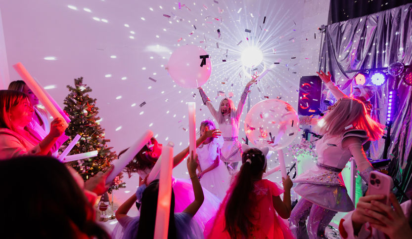 Cosmo Ledy Show - Disco party шоу для підлітків на дитяче свято та день народження дитини Київ. Приміщення для дитячого свята в Києві Оbolon_party_room, Оболонь пати рум приміщення для святкування дня народження Київ.