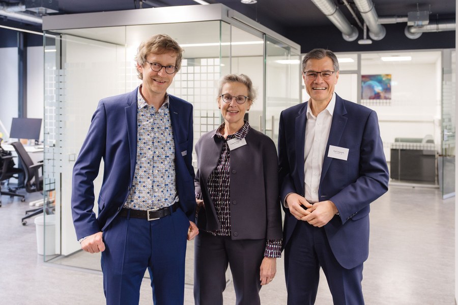 Dr. Kai Wicker, Leiter des ZEISS Innovation Hubs Dresden, TUD-Rektorin Prof.in Ursula Staudinger und Dr. Karl Lamprecht, Vorstandsvorsitzender von ZEISS, bei der Eröffnung des neuen Innovation Hubs.