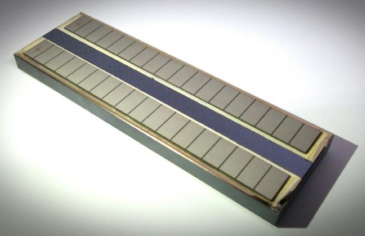 This is a new glue-free deformable mirror @ JTEC Corporation