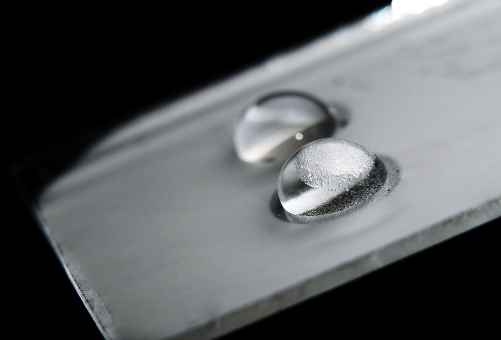 Drops of various liquids and in different states of matter were allowed to slide across surfaces. The researchers were thus able to determine that even more factors play a role in the phenomenon known as “slide electrification” than previously thought.