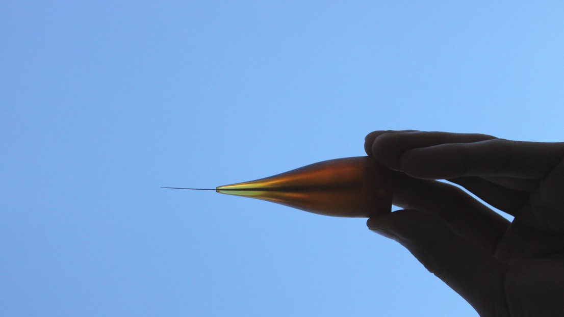 EPFL scientists have developed the first micro-structured fibers with a viscous metal inside – a perfect example of what cross-disciplinary teamwork can achieve. @ EPFL