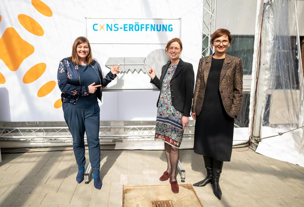 Katharina Fegebank, Science Senator of the City of Hamburg, Karin Prien, Minister of Science in Schleswig-Holstein, and Federal Research Minister Bettina Stark-Watzinger (from left) at the Grand Opening of the new Centre for X-ray and Nano Science (CXNS) at DESY. Photo: DESY, Daniel Reinhardt