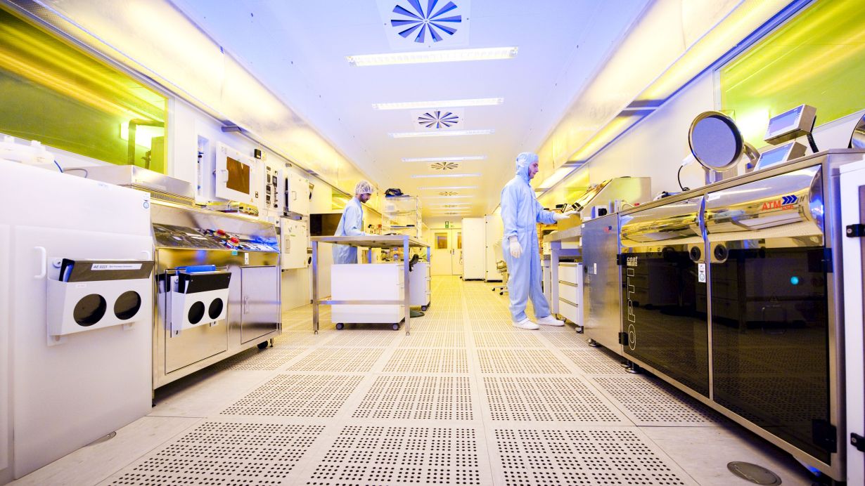 Cutting-edge research in optics and photonics needs special clean rooms for sensitive components. (Photo: Sandra Göttisheim, KIT)
