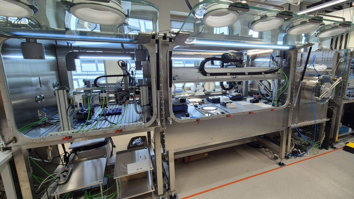 The E-MAP consists of a self-contained system, in which robots conduct automated material experiments in a protective atmosphere. (Photo: Holger Röhm, KIT)