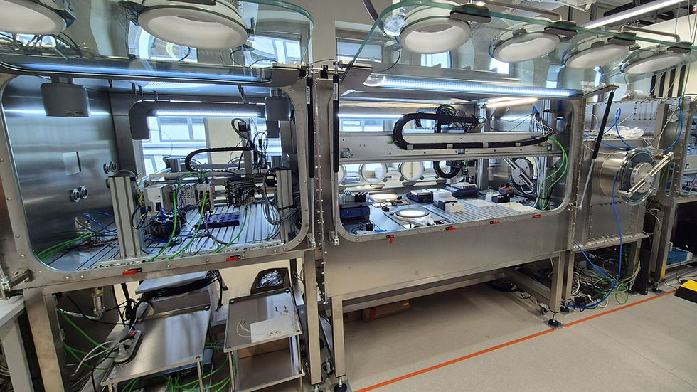 The E-MAP consists of a self-contained system, in which robots conduct automated material experiments in a protective atmosphere. (Photo: Holger Röhm, KIT)