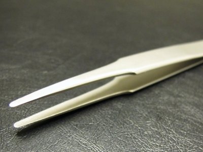 Tweezers for AAO Handling