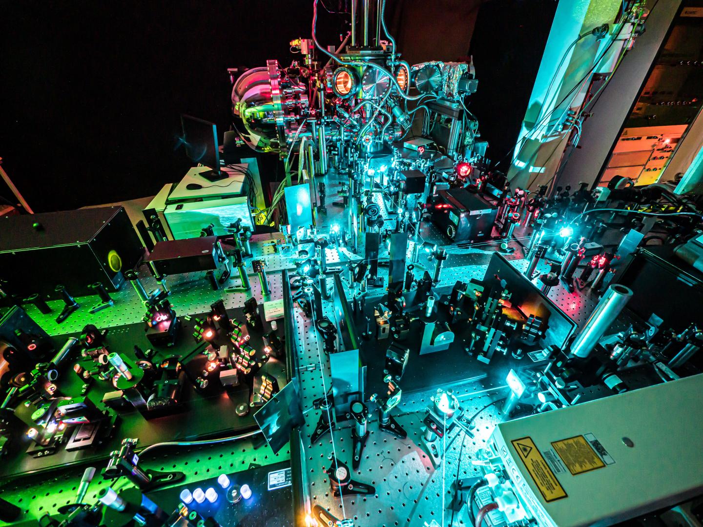 The scientists tracked the orbital tomograms with ultrahigh resolution through time. For this purpose, the electrons in the molecules were excited into a different orbital with femtosecond laser pulses. @ Philipps-Universität Marburg / Till Schürmann
