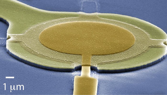 Micro drums enable a nearly noiseless measurement of radio signals. The drum is made of thin superconducting aluminium film on top of a quartz chip (blue background). Image: Mika Sillanpää