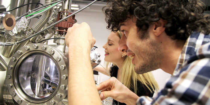 Student Elise Ramleth Østli and PhD candidate Federico Mazzola check their experiment. As part of her master's project at NTNU, Elise Ramleth Østli spent time in Stockholm, studying the tubes used with intravenous catheters. Back at NTNU, she contacted Justin Wells at the Department of Physics, asking if he was interested in continuing studies on these types of medical materials. Photo: Per Henning/NTNU