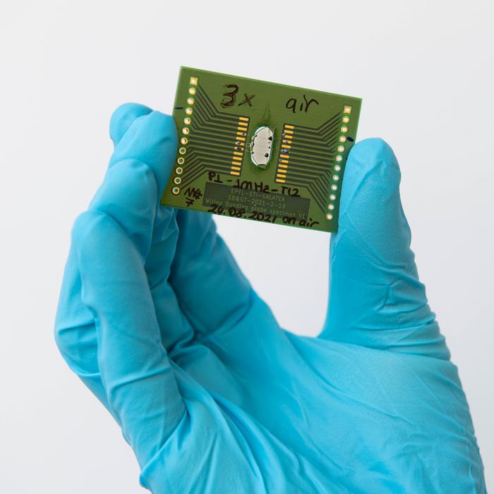 Turning tellurite glass into a ‘transparent' light-energy harvester by etching semiconducting patterns using femtosecond laser light. @ EPFL / Lisa Ackermann