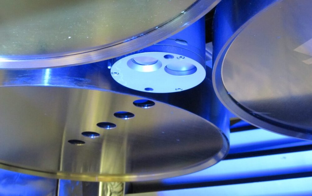 Substrate tooling and heating